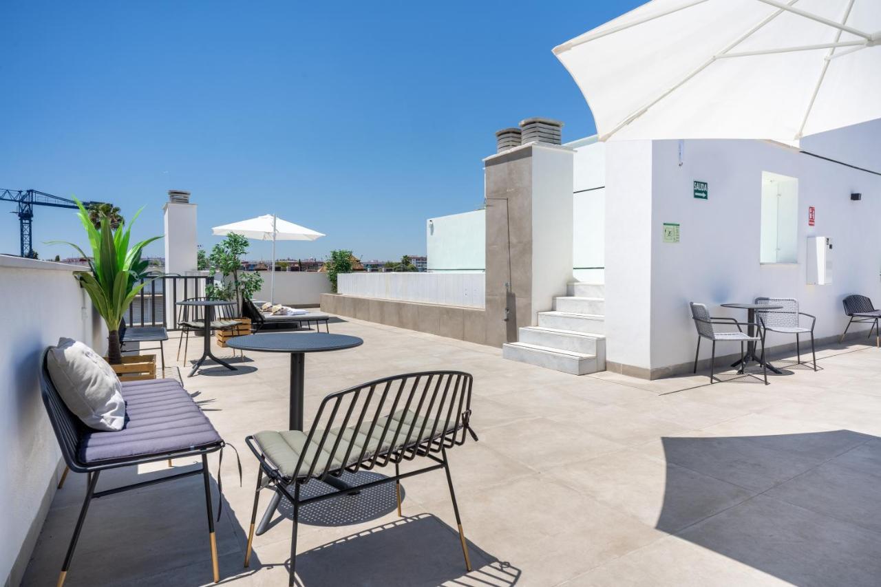 limehome Sevilla Calle Torcuato Luca de Tena Esterno foto